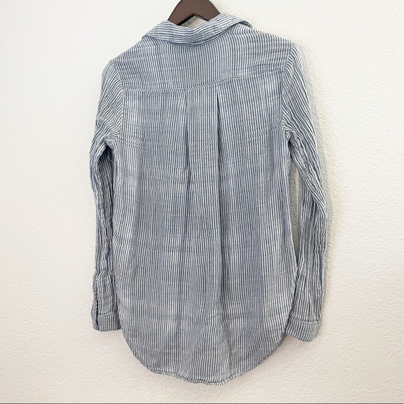 BELLA DAHL High Low Button Down Shirt in Sky Valley Wash - Picture 5 of 6